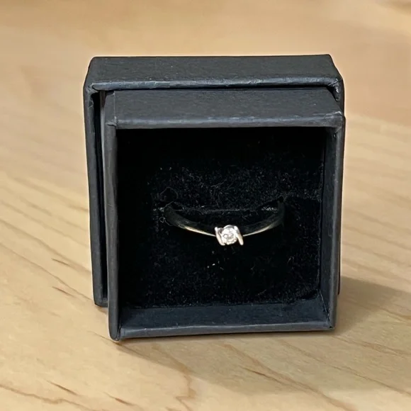 🔥Genuine .12tdw 10KT White Gold Diamond Ring size 8 - Picture 12 of 14